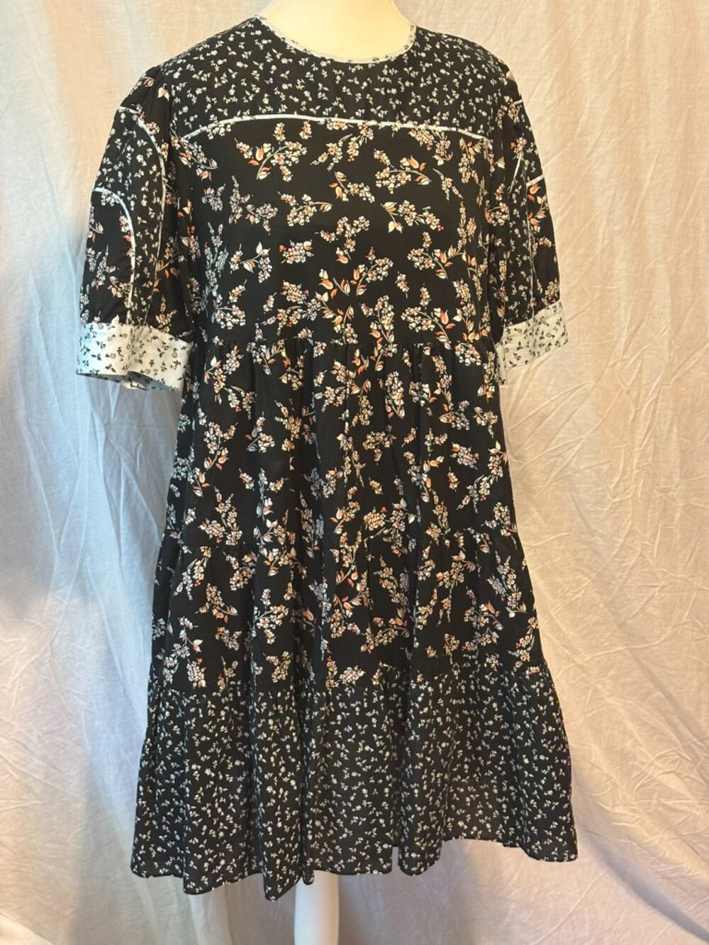 Ann Taylor Floral Tiered Dress – Size Medium 🌿Black